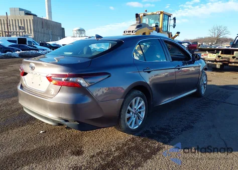 2023 Toyota Camry Le z USA, uszkodzony, nr VIN 4T1C11AK8PU136035